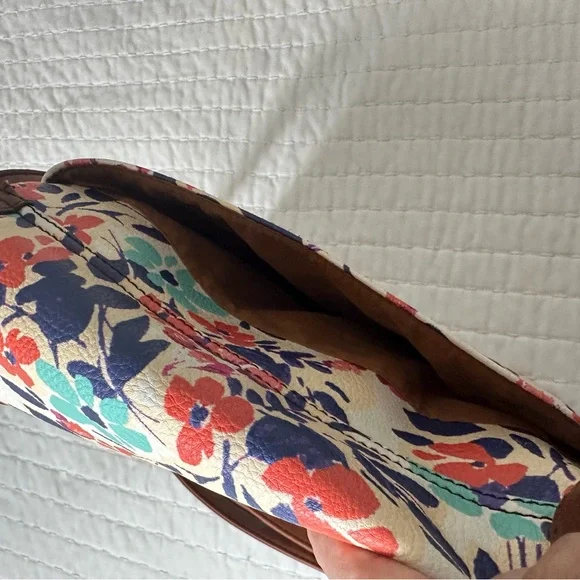 Relic Floral Crossbody Bag with Brown Accents Adjustable Straps - Picture 11 of 12